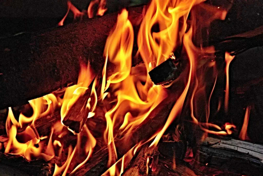 telewizor nad kominkiem na drewno